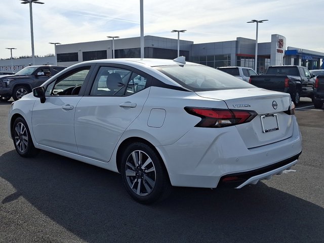 Used 2023 Nissan Versa SV image 4