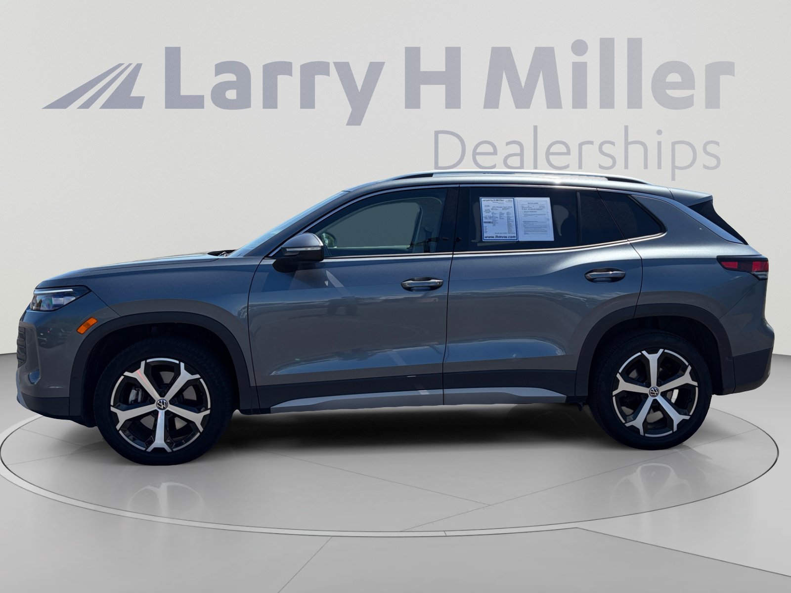 Used 2025 Volkswagen Tiguan SE w/ Panoramic Sunroof Package AWD/4WD image 2