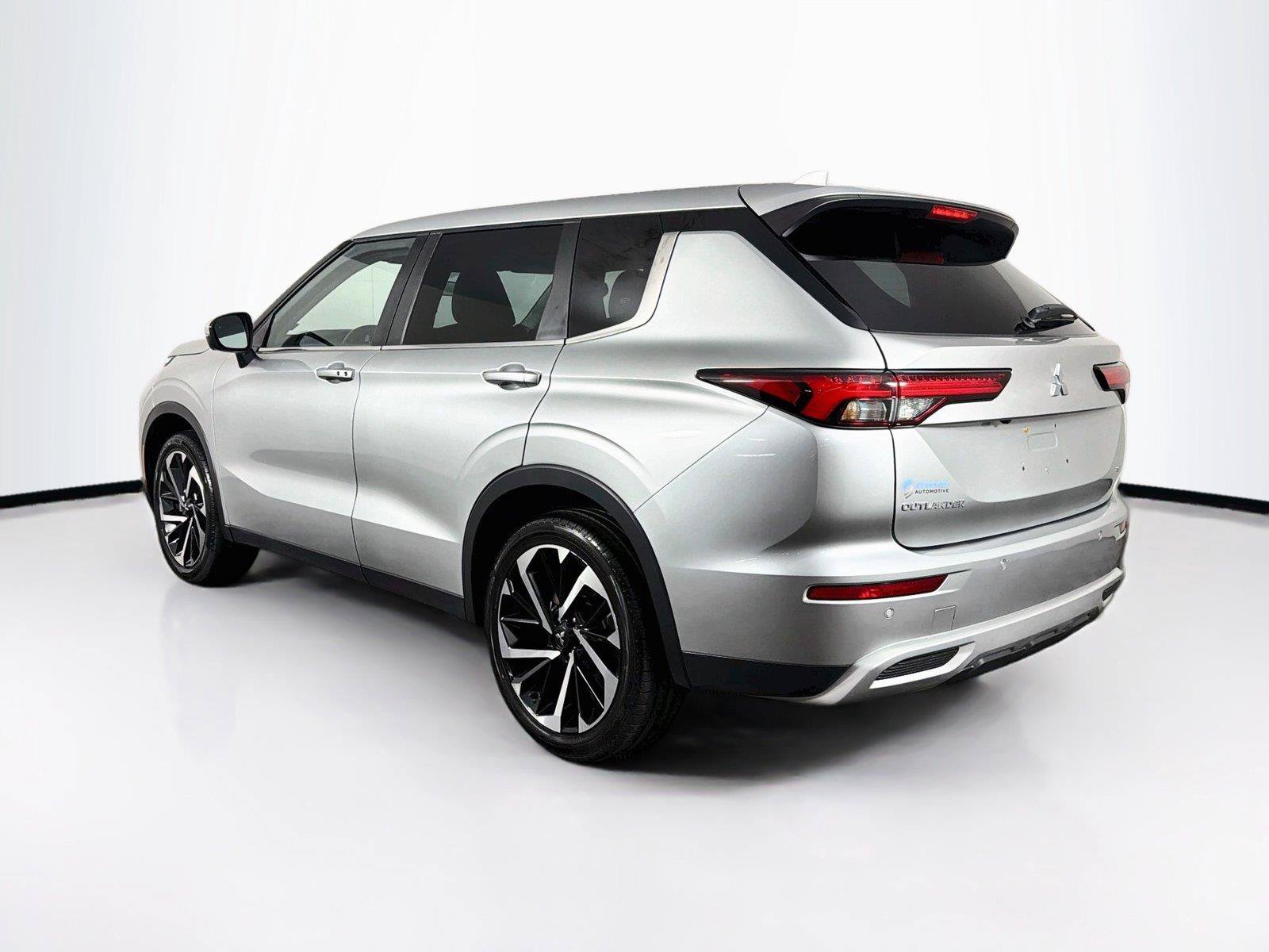 Used 2023 Mitsubishi Outlander SE AWD/4WD image 9