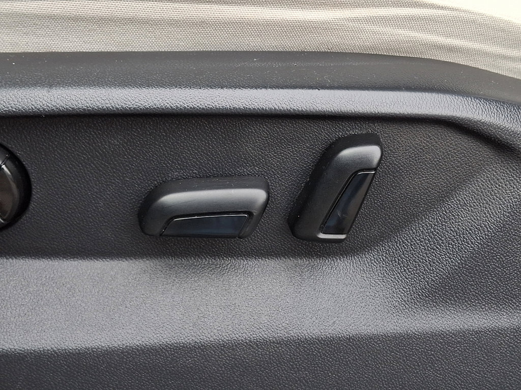 Used 2018 Volkswagen Tiguan SE w/ Front Fog Lights Package image 27