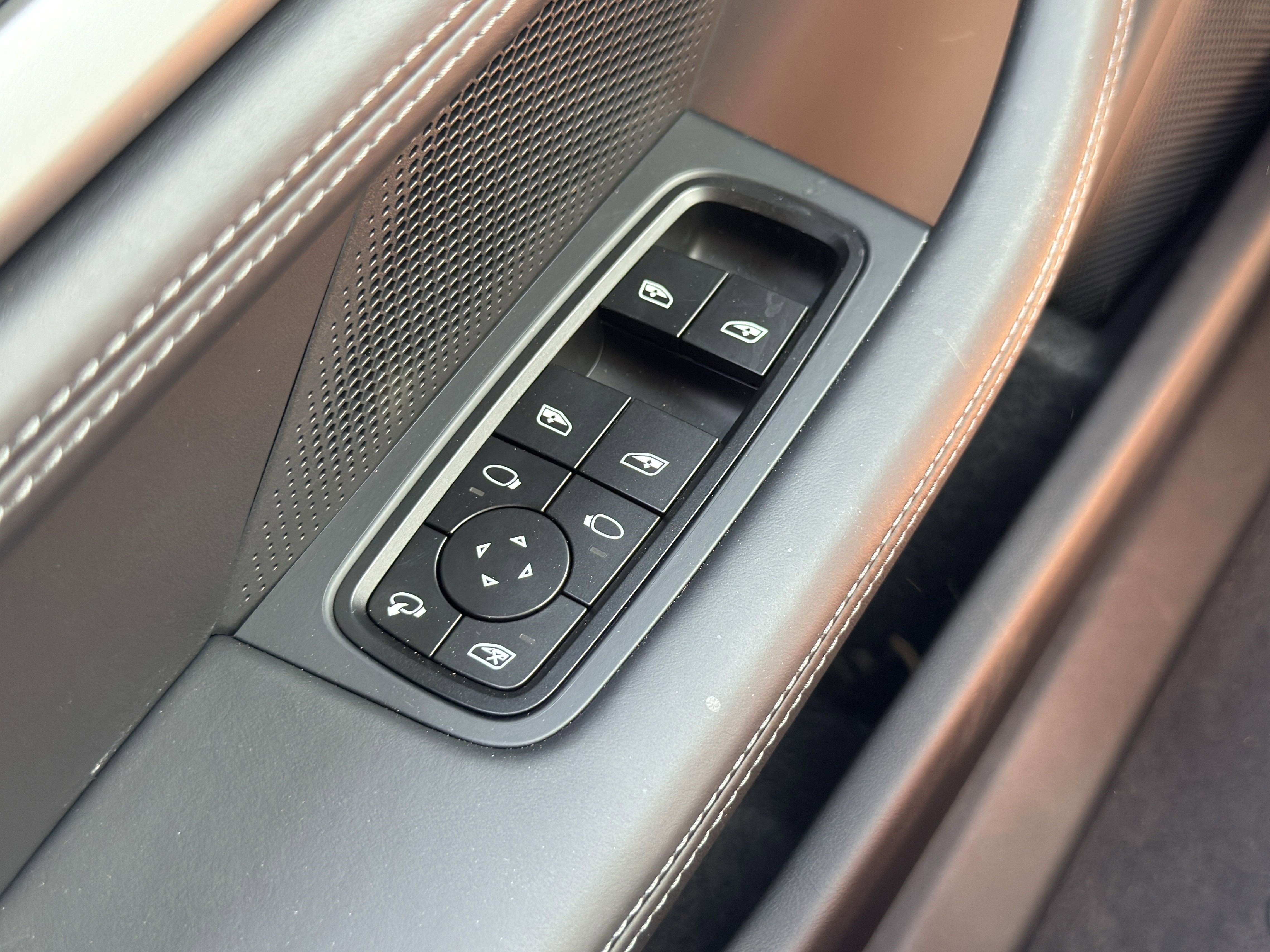 Used 2025 Porsche Taycan image 19