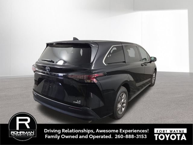 Used 2024 Toyota Sienna LE AWD/4WD image 6