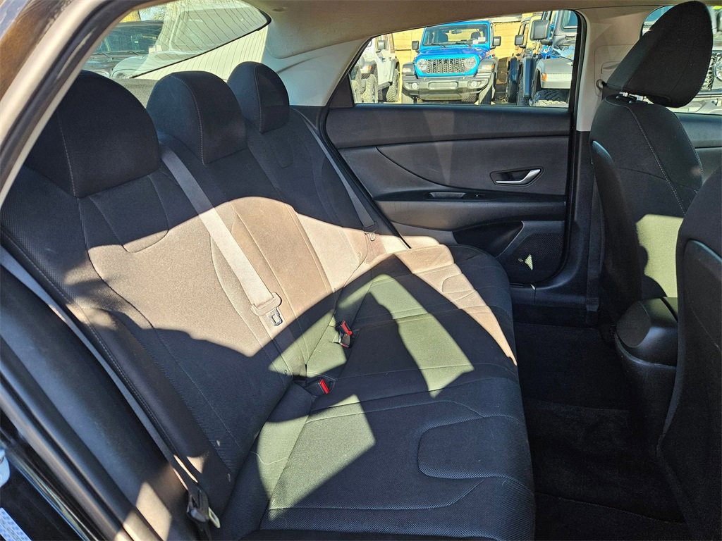 Used 2022 Hyundai Elantra SE w/ Cargo Package image 16