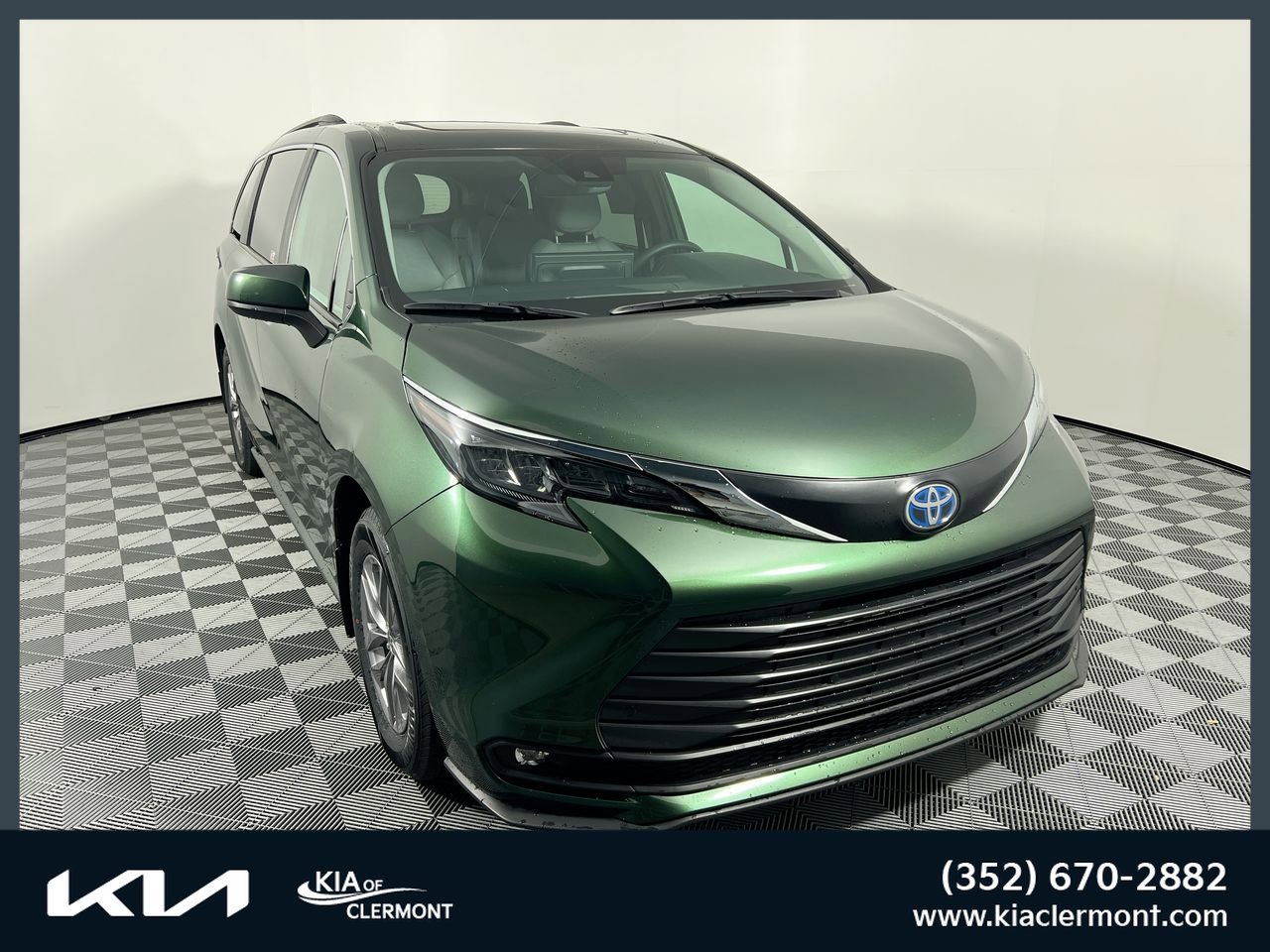 Used 2025 Toyota Sienna XLE image 1