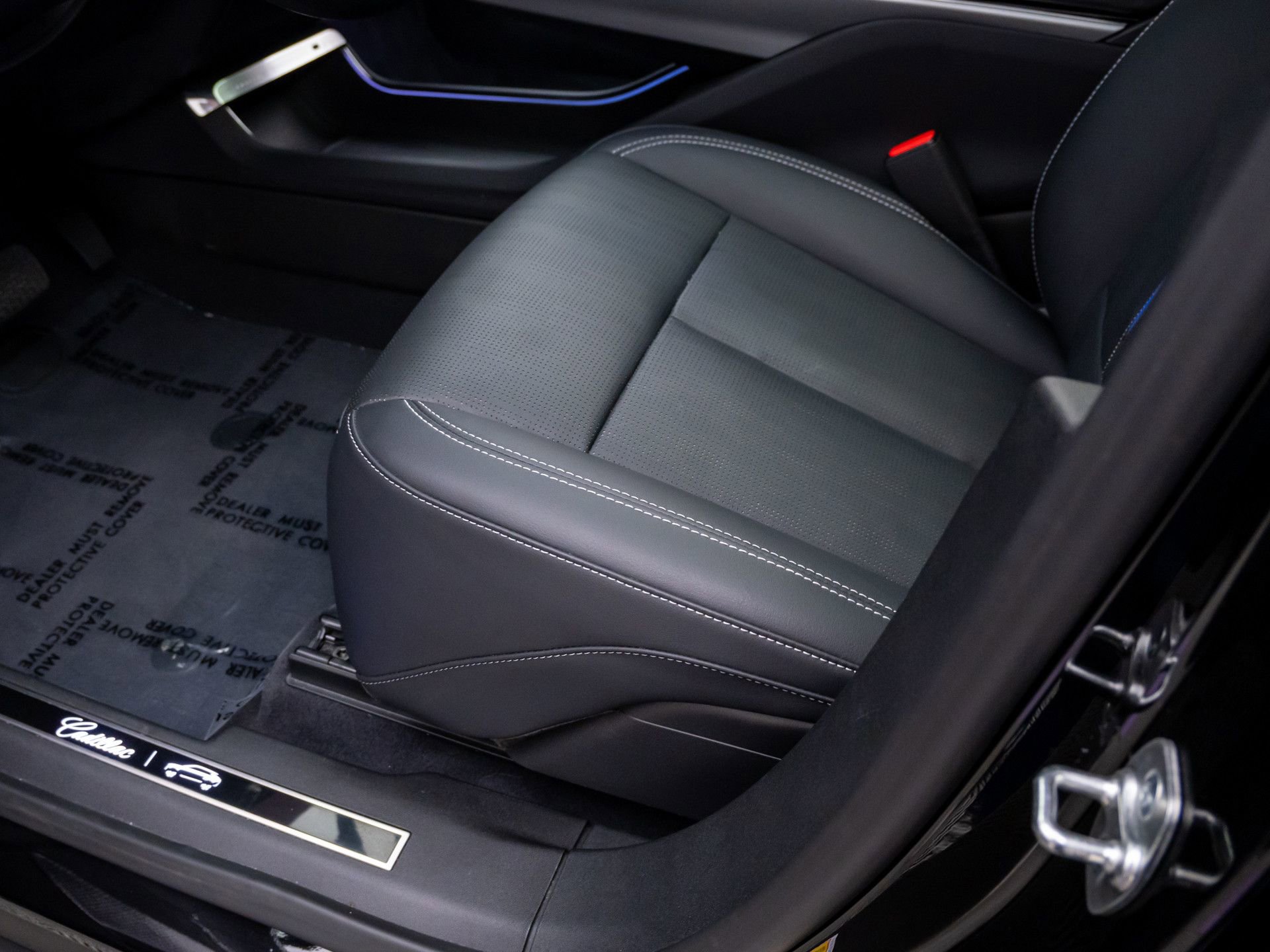 Certified 2025 Cadillac Lyriq Luxury w/ LPO, Floor Liner Package AWD/4WD image 20