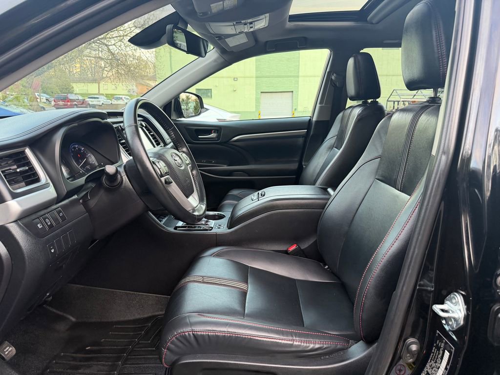 Used 2019 Toyota Highlander SE AWD/4WD image 12