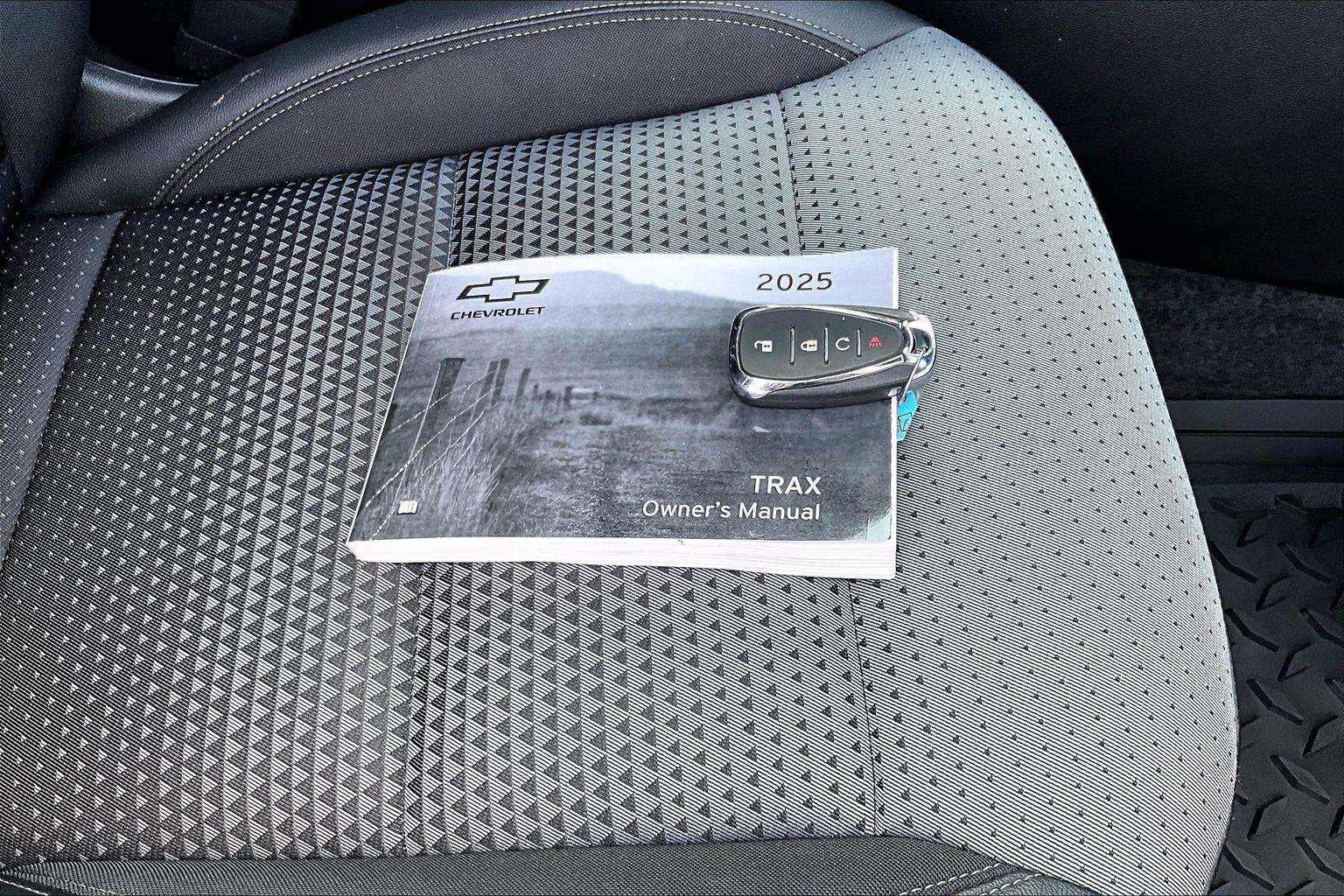 Used 2025 Chevrolet Trax LT FWD image 12