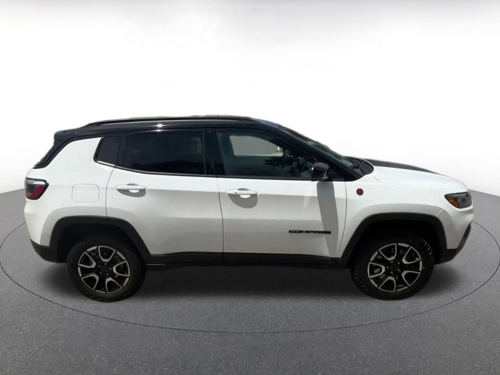 Used 2025 Jeep Compass Trailhawk AWD/4WD image 15