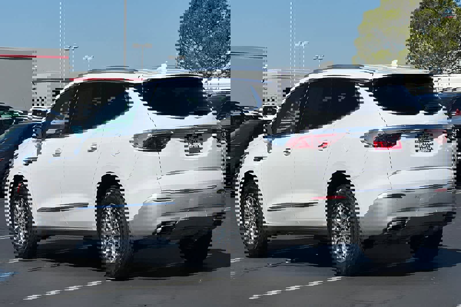 Used 2022 Buick Enclave Essence image 7