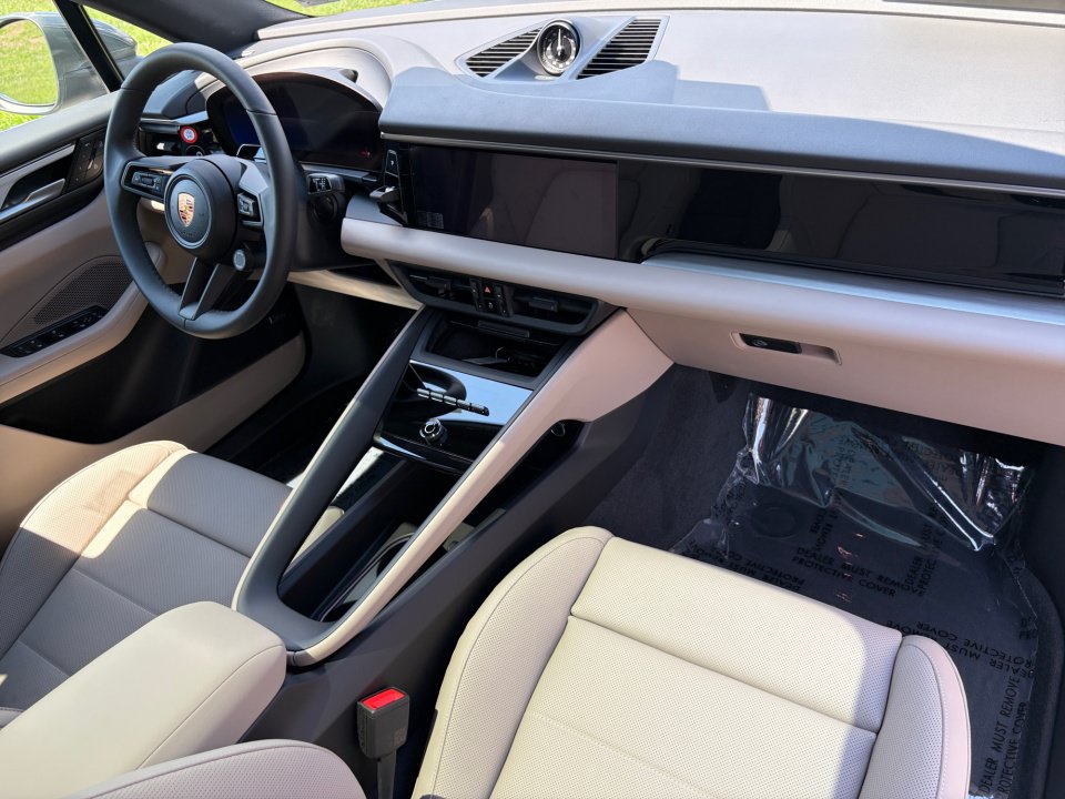 New 2026 Porsche Macan 4S Electric AWD/4WD image 18
