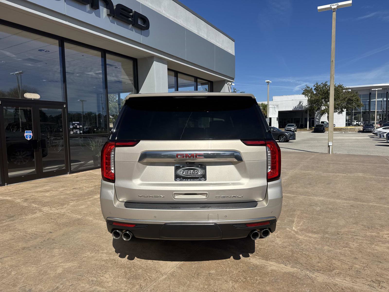 Used 2022 GMC Yukon XL Denali w/ Denali Premium Package image 4