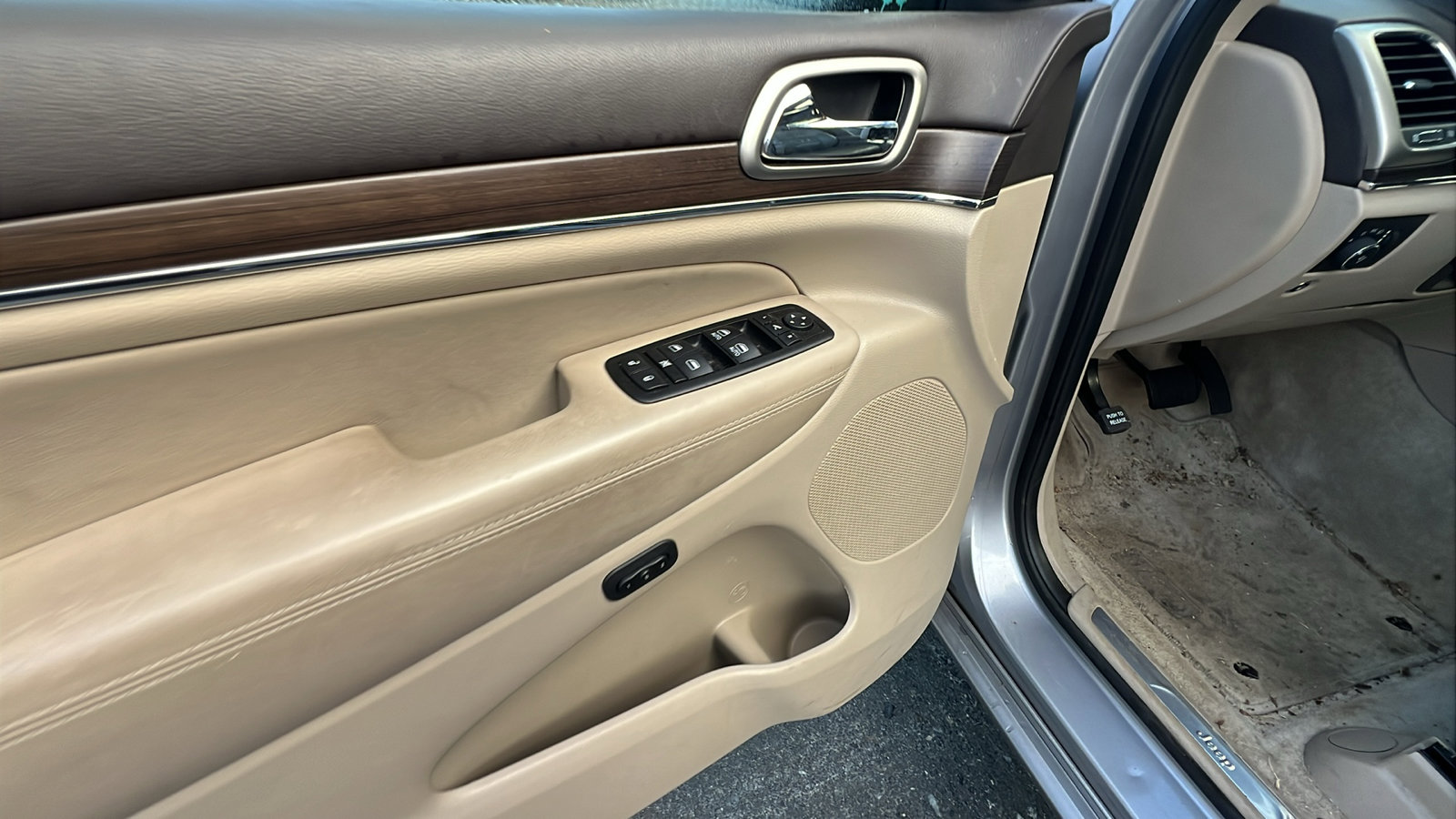 Used 2015 Jeep Grand Cherokee Overland w/ Advanced Technology Group image 14