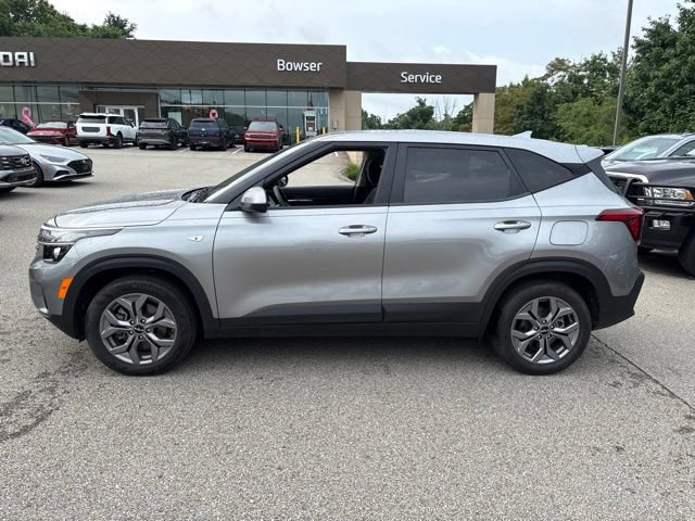 Used 2024 Kia Seltos LX AWD/4WD image 2