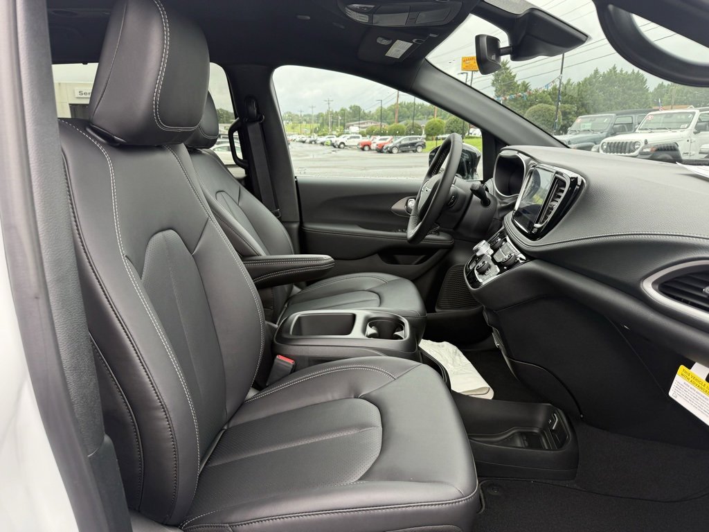 New 2026 Chrysler Pacifica Select image 33