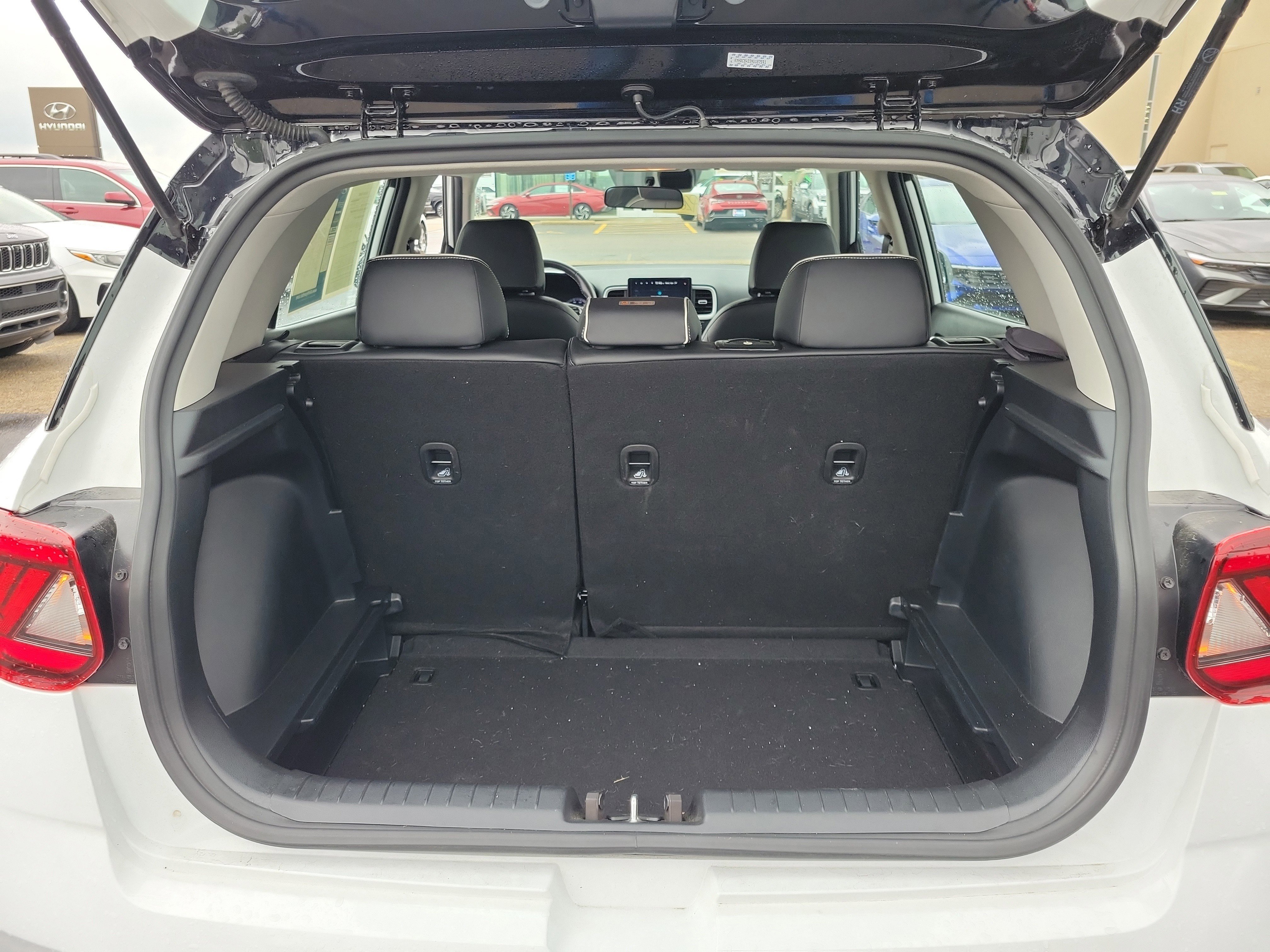 Used 2022 Hyundai Venue Limited FWD image 12
