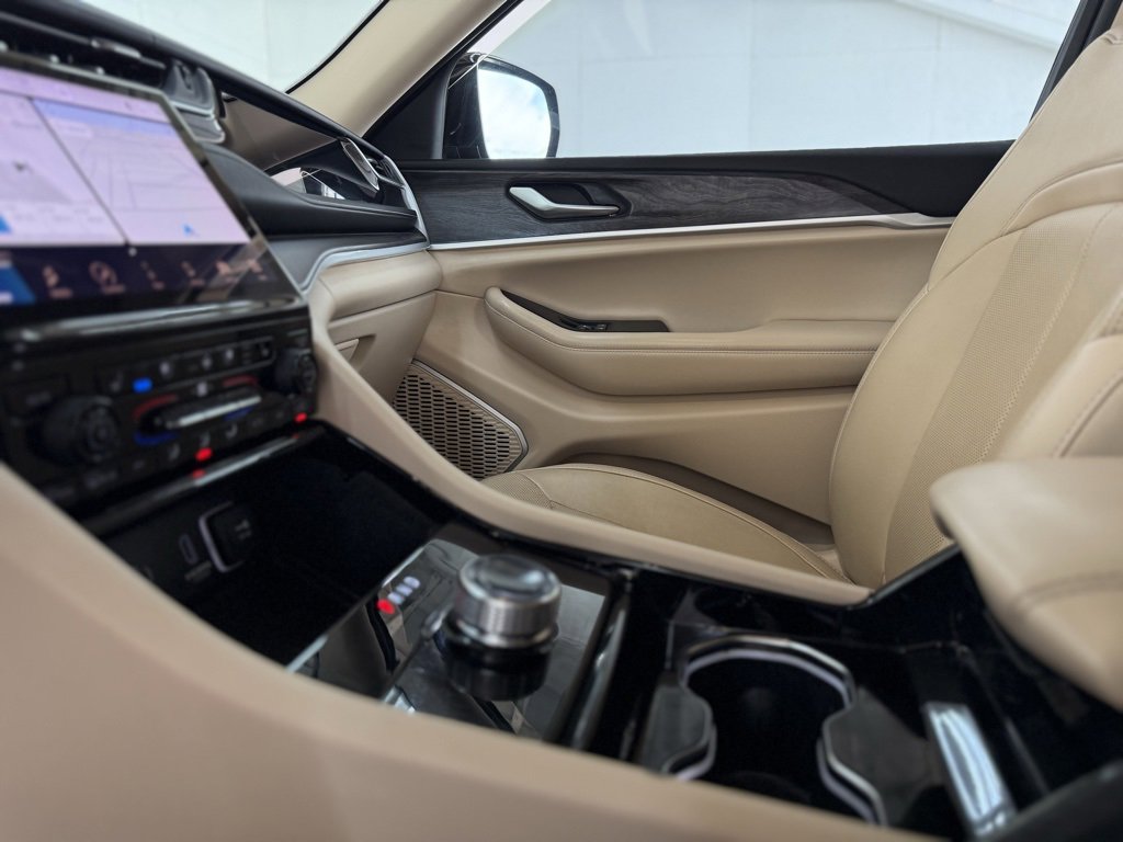 Used 2022 Jeep Grand Cherokee Limited w/ Luxury Tech Group II image 36