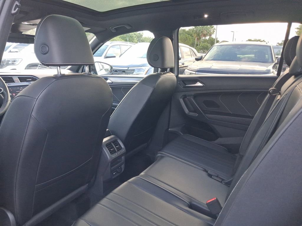 Used 2022 Volkswagen Tiguan SE R-Line FWD image 7