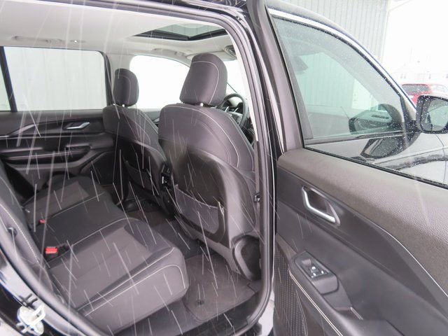 Used 2023 Jeep Grand Cherokee Laredo image 29