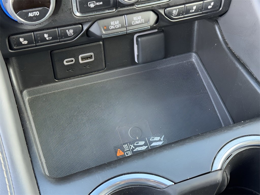 Used 2023 Chevrolet Suburban Premier image 18