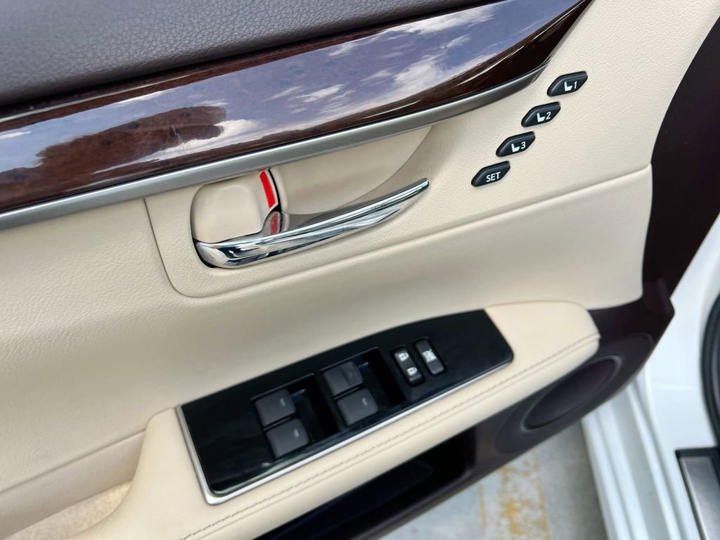 Used 2016 Lexus ES 350 w/ Premium Package w/Wood Trim FWD image 11