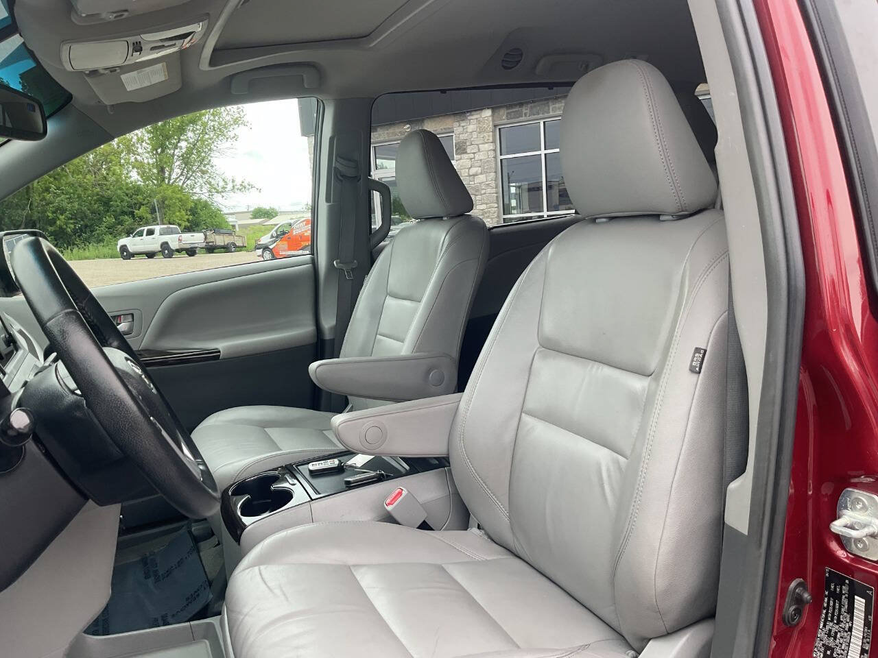 Used 2015 Toyota Sienna XLE FWD image 15