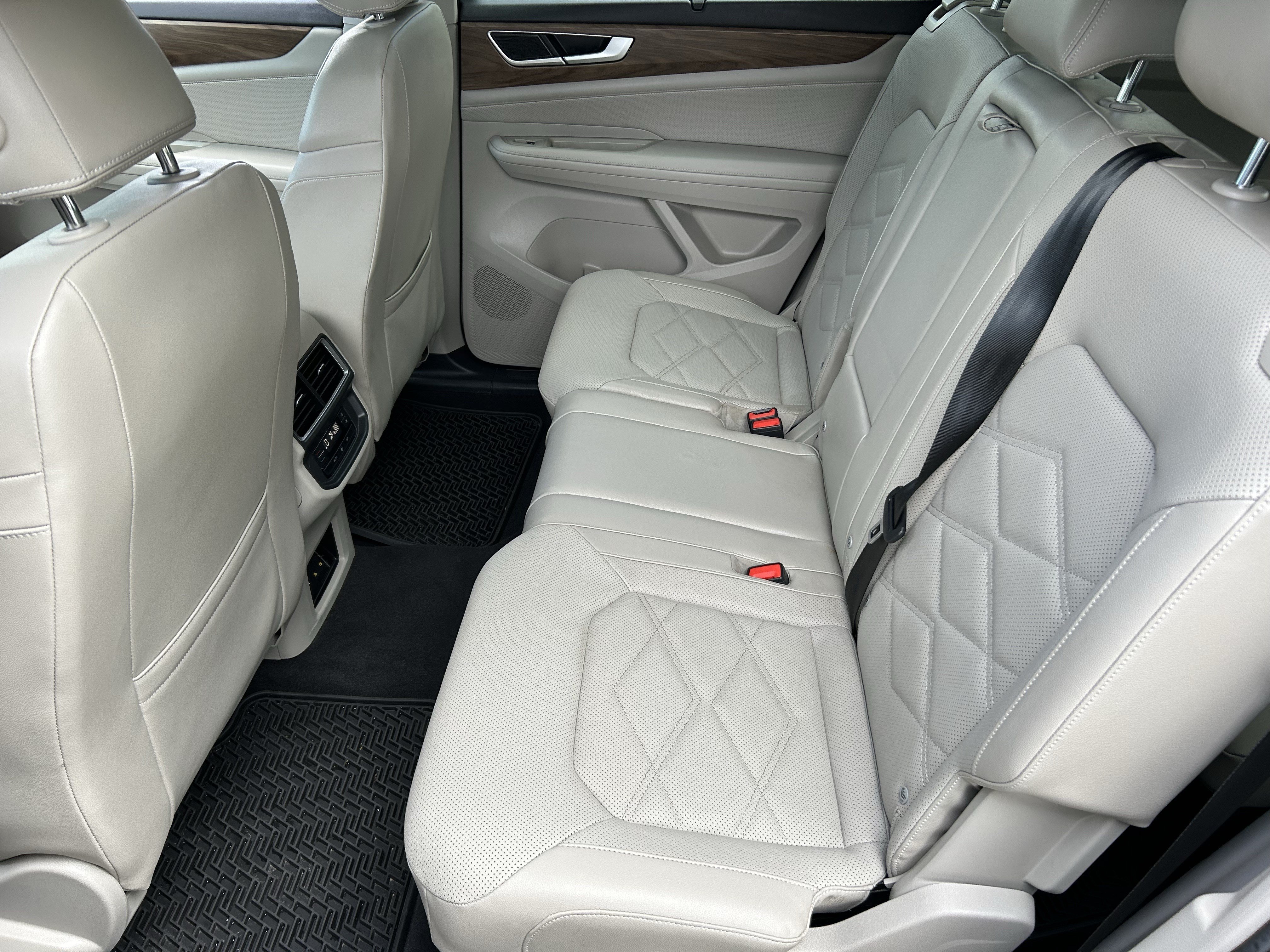 Used 2024 Volkswagen Atlas SE w/ Panoramic Sunroof Package AWD/4WD image 15