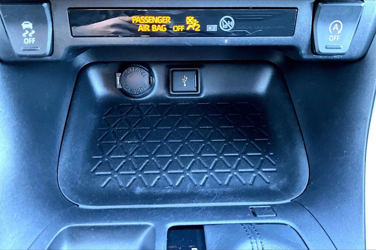 Used 2022 Toyota RAV4 XLE image 16