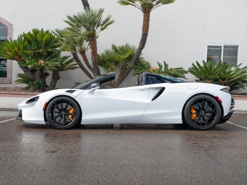 Used 2025 McLaren Artura Spider RWD image 3