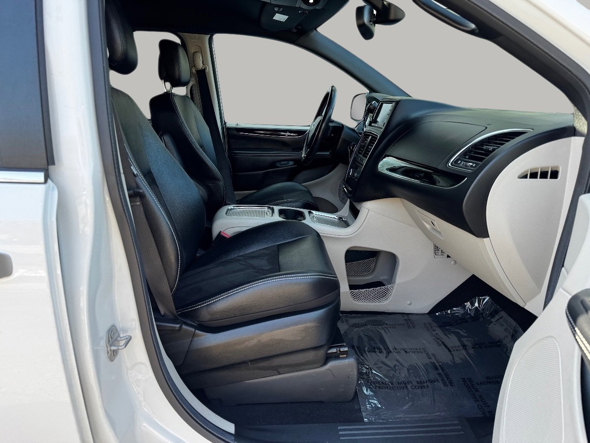 Used 2020 Dodge Grand Caravan SXT w/ Driver Convenience Group image 21