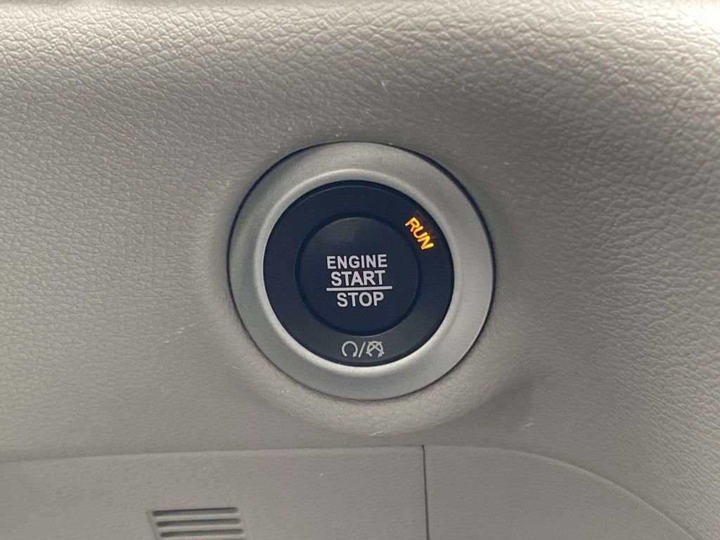 Used 2023 Chrysler Pacifica Touring-L image 23