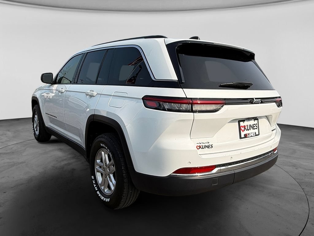 Used 2024 Jeep Grand Cherokee Laredo AWD/4WD image 8