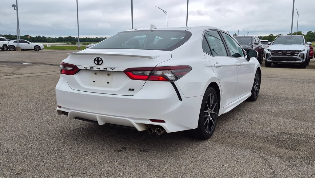 Used 2022 Toyota Camry SE w/ Cold Weather Package FWD image 3