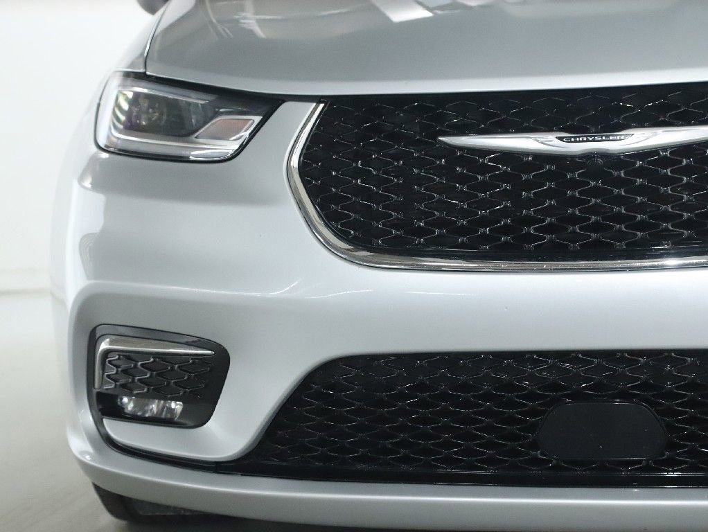 Used 2023 Chrysler Pacifica Touring-L FWD image 6