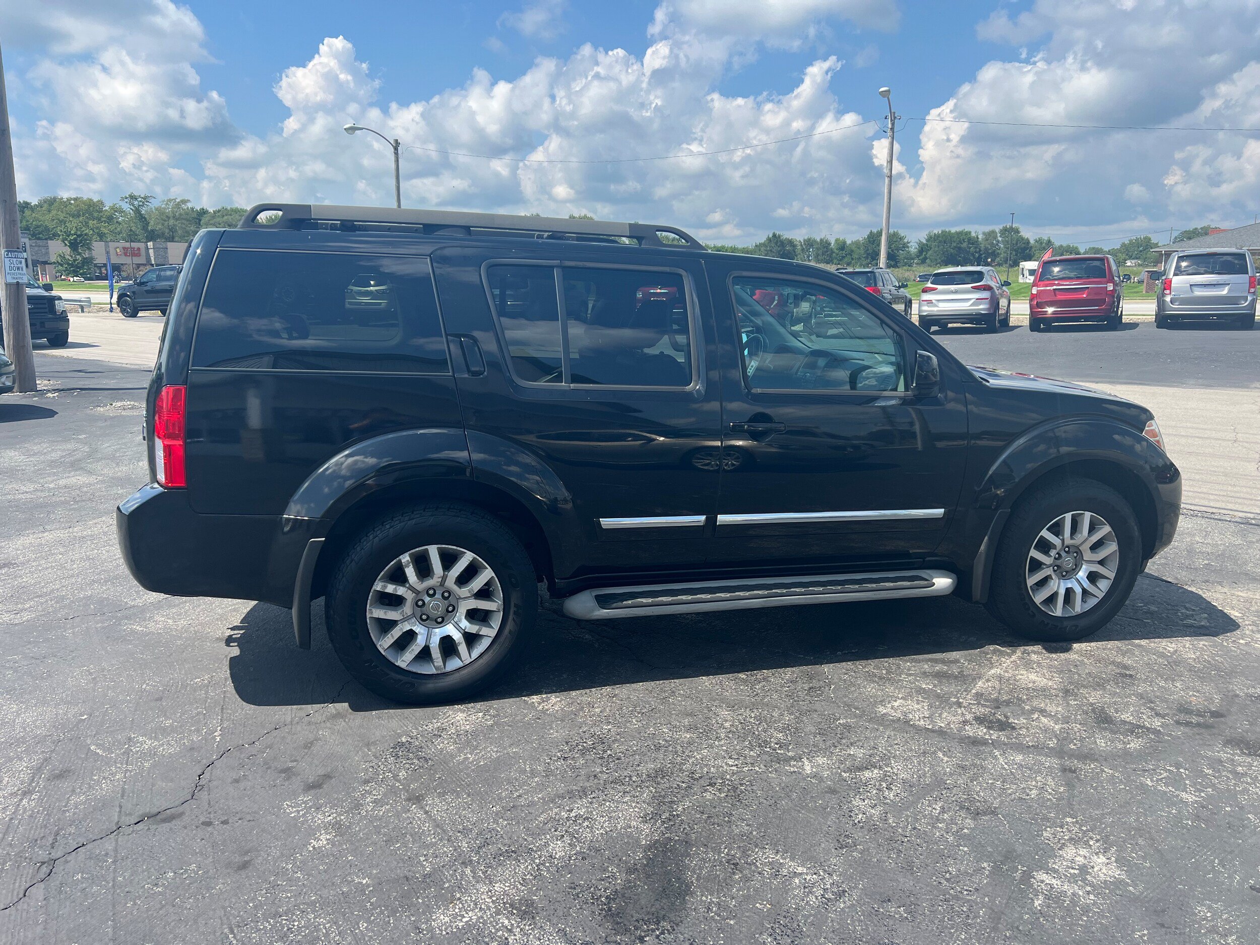 Used 2011 Nissan Pathfinder LE w/ Navigation Pkg AWD/4WD image 8