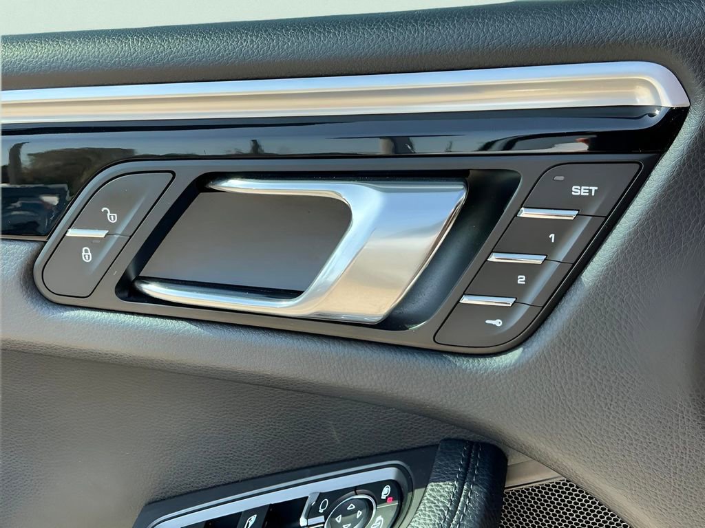 Used 2018 Porsche Macan Sport Edition image 25