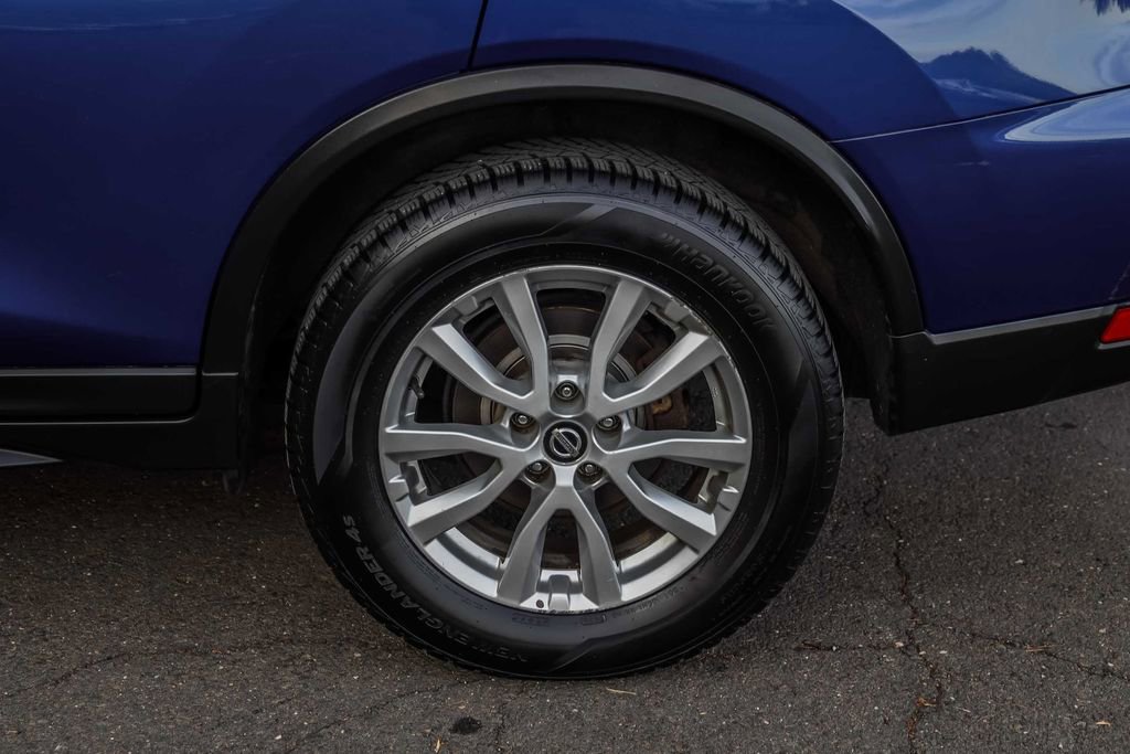 Used 2017 Nissan Rogue SV w/ SV Premium Package image 13