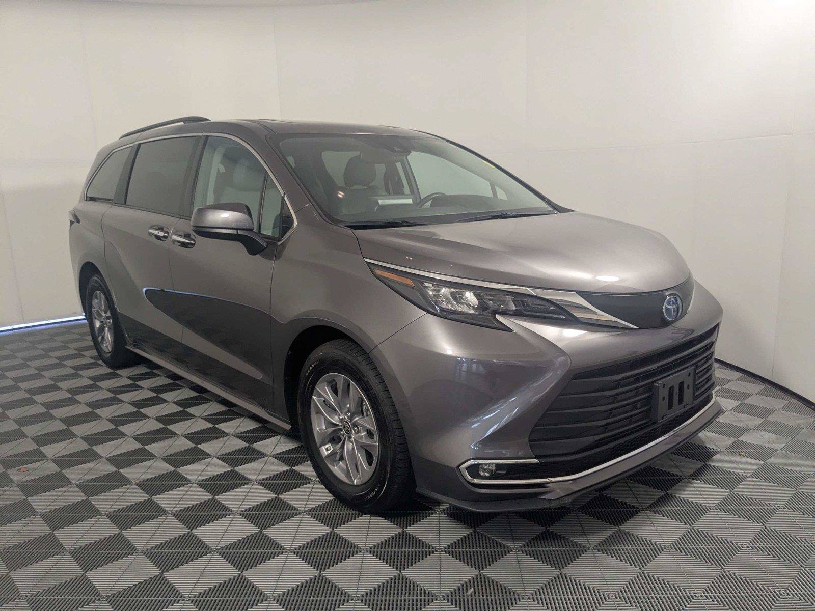 Certified 2024 Toyota Sienna XLE FWD image 3