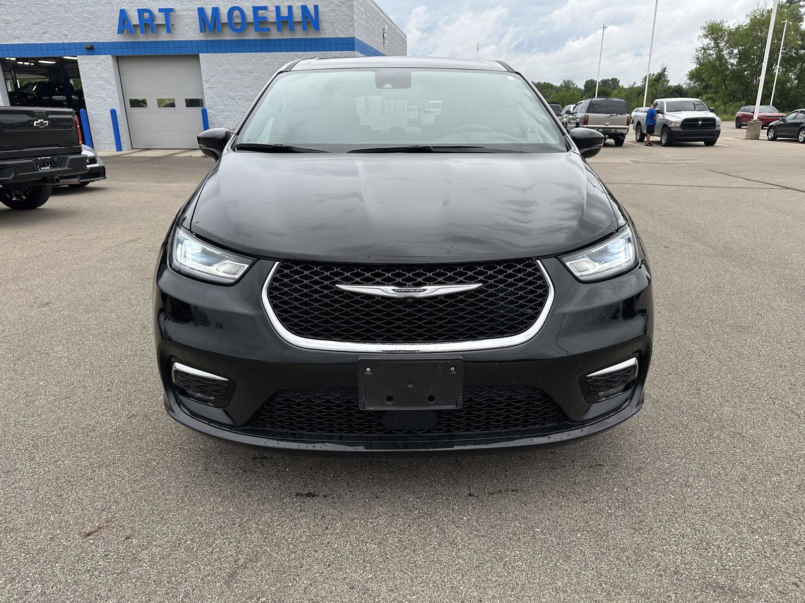 Used 2025 Chrysler Pacifica Select FWD image 11