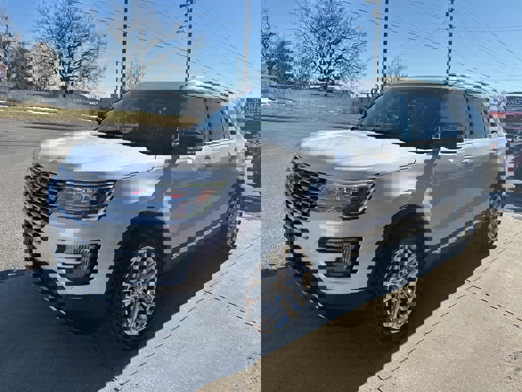 Used 2016 Ford Explorer XLT w/ Equipment Group 202A image 5