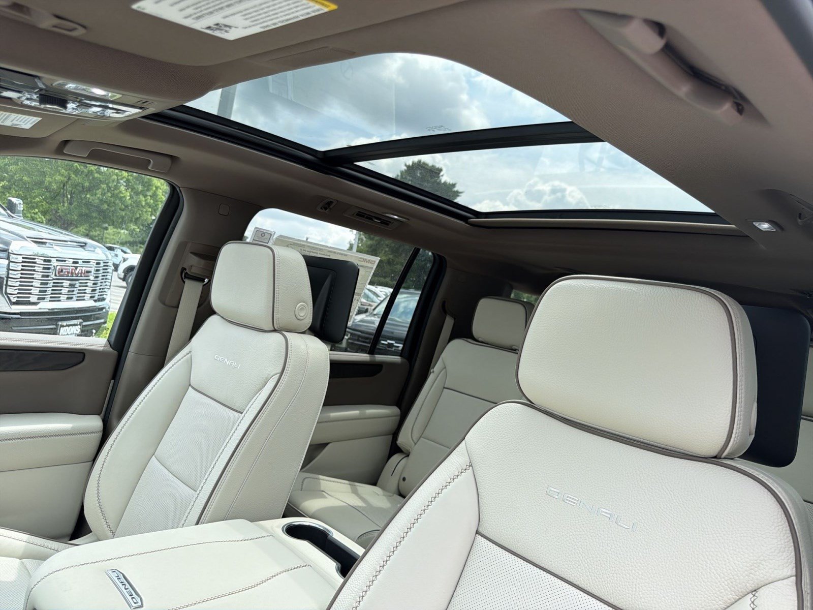 New 2026 GMC Yukon XL Denali w/ Denali Reserve Package AWD/4WD image 17