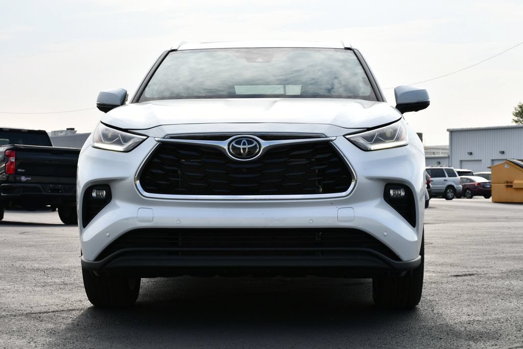Used 2024 Toyota Highlander Limited FWD image 2