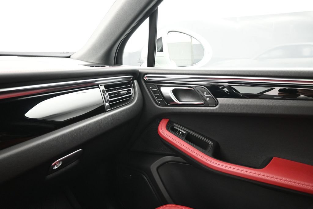 Used 2025 Porsche Macan AWD/4WD image 10