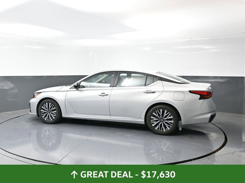 Used 2024 Nissan Altima 2.5 SV image 11
