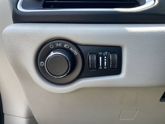 Used 2022 Chrysler Voyager LX FWD image 17