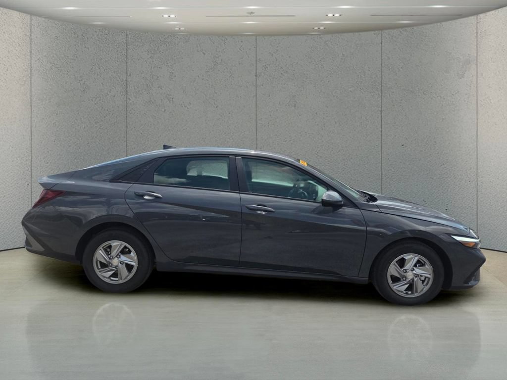 Used 2026 Hyundai Elantra SE FWD image 5