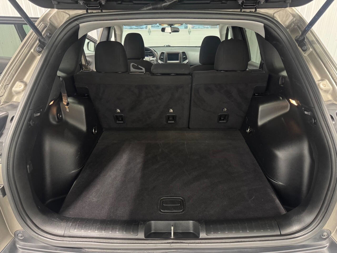 Used 2019 Jeep Cherokee Latitude w/ Cold Weather Group image 13