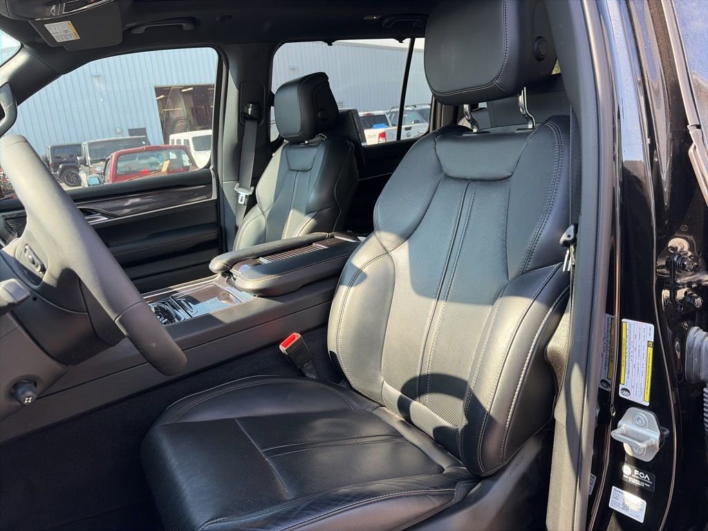 Used 2023 Jeep Wagoneer 4WD w/ Premium Group I image 13