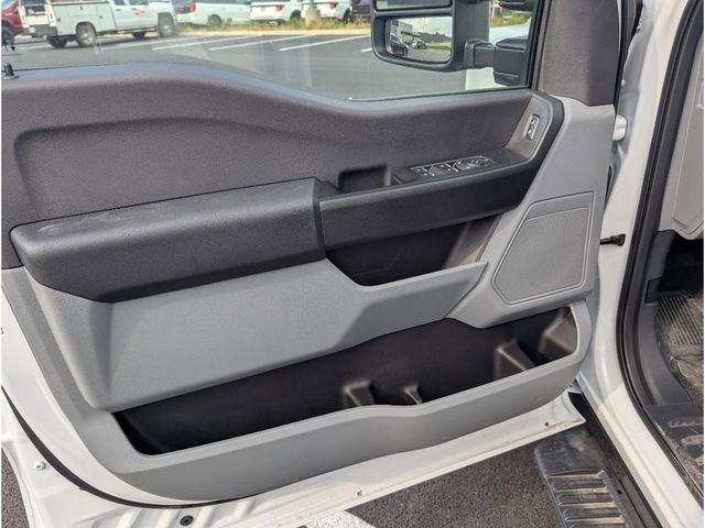 New 2025 Ford F550 4x4 Crew Cab image 17