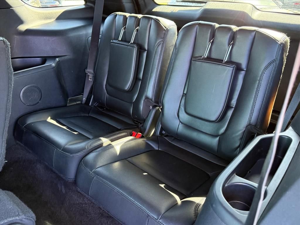 Used 2017 Ford Explorer XLT image 11