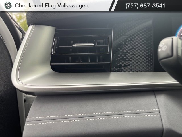 New 2025 Volkswagen Tiguan SE image 32